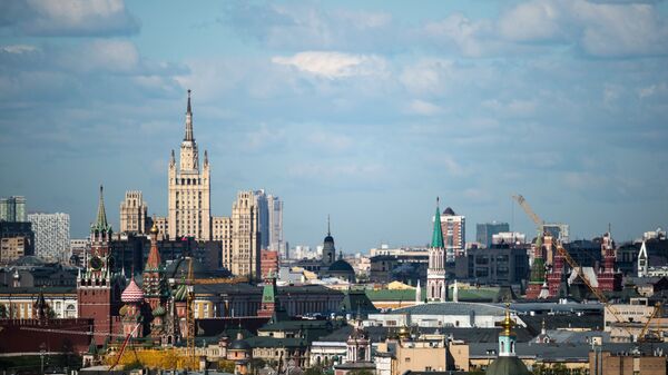 Московский Кремль и жилой дом на Кудринской площади в Москве Московский Кремль и жилой дом на Кудринской площади в Москве