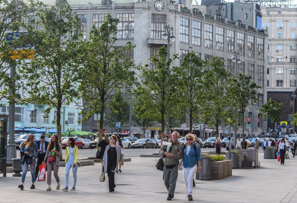 Прохожие на Тверской улице в Москве Прохожие на Тверской улице в Москве