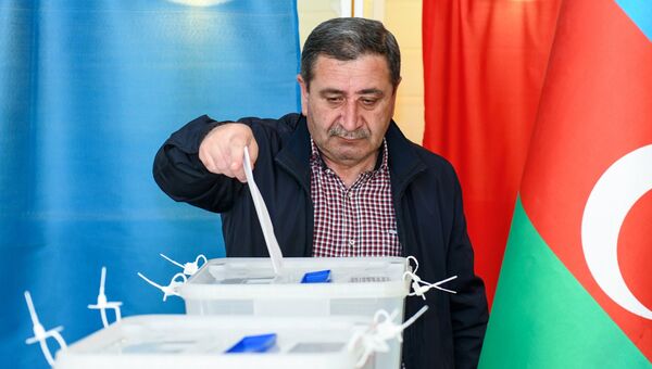 Мужчина голосует на выборах президента Азербайджана на избирательном участке в Бак Мужчина голосует на выборах президента Азербайджана на избирательном участке в Бак