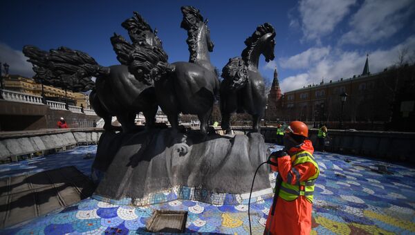 Сотрудник Гормоста у фонтана Времена года на Манежной площади Сотрудник Гормоста у фонтана Времена года на Манежной площади