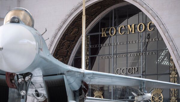 Самолет Су-27 перед павильоном Космос на ВДНХ Самолет Су-27 перед павильоном Космос на ВДНХ