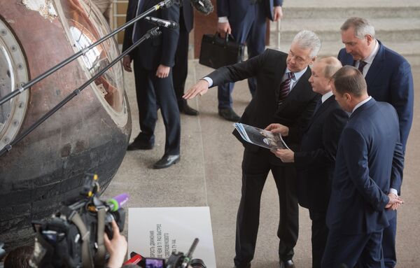 Президент РФ Владимир Путин у спускаемого аппарата космического корабля Восток-1 во время посещения центра Космонавтика и авиация. 12 апреля 2018 Президент РФ Владимир Путин у спускаемого аппарата космического корабля Восток-1 во время посещения центра Космонавтика и авиация. 12 апреля 2018