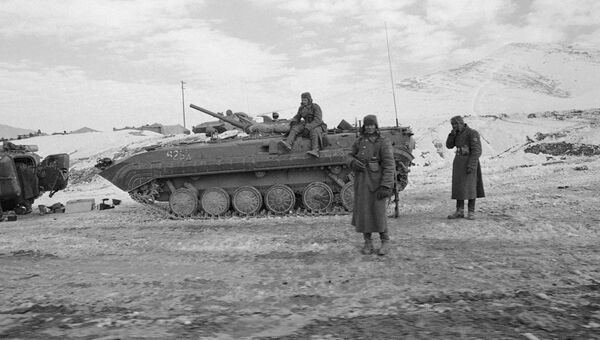 Советские солдаты возле БМП-1 в Афганистане. 8 января 1980 Советские солдаты возле БМП-1 в Афганистане. 8 января 1980