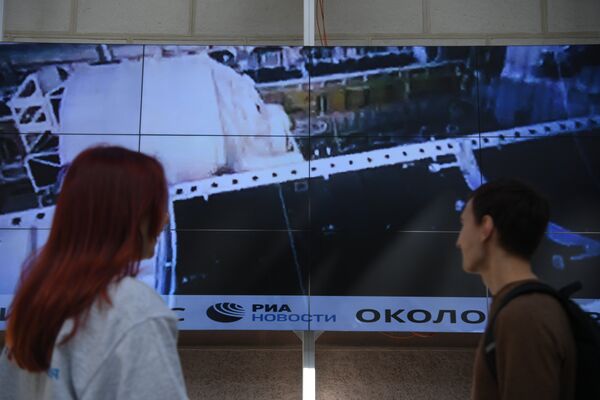 Информационная лента РИА Новости в пространстве Центра КиА, транслирующая новости о мировой космонавтике в режиме реального времени Информационная лента РИА Новости в пространстве Центра КиА, транслирующая новости о мировой космонавтике в режиме реального времени