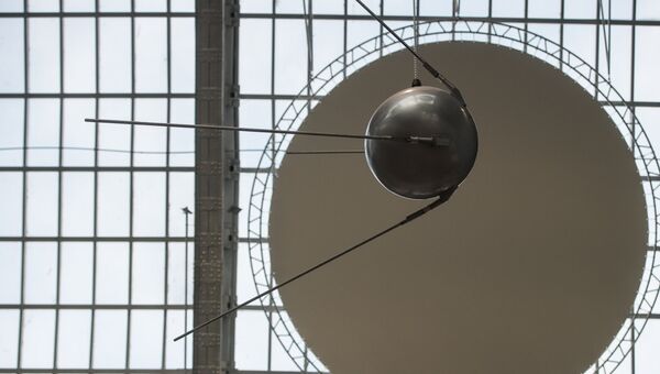Макет первого искусственного спутника Земли Спутник номер 1 в павильоне Космос центра Космонавтика и авиация на ВДНХ Макет первого искусственного спутника Земли Спутник номер 1 в павильоне Космос центра Космонавтика и авиация на ВДНХ