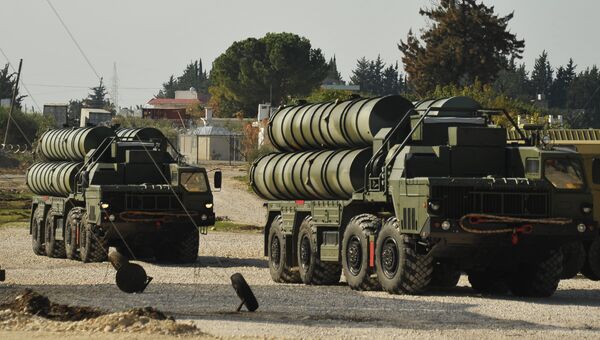 Зенитно-ракетный комплекс С-400 на российской авиабазе Хмеймим в Сирии. Архивное фото Зенитно-ракетный комплекс С-400 на российской авиабазе Хмеймим в Сирии. Архивное фото