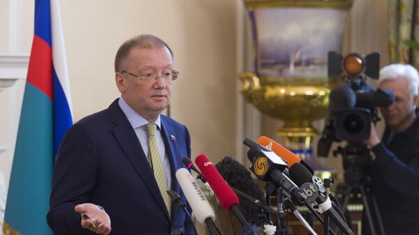 Посол РФ в Великобритании Александр Яковенко во время пресс-конференции в Лондоне. 13 апреля 2018 Посол РФ в Великобритании Александр Яковенко во время пресс-конференции в Лондоне. 13 апреля 2018