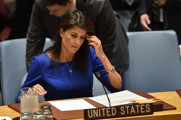Постпред США при ООН Никки Хейли на заседании Совета Безопасности ООН в Нью-Йорке. 14 апреля 2018 Постпред США при ООН Никки Хейли на заседании Совета Безопасности ООН в Нью-Йорке. 14 апреля 2018