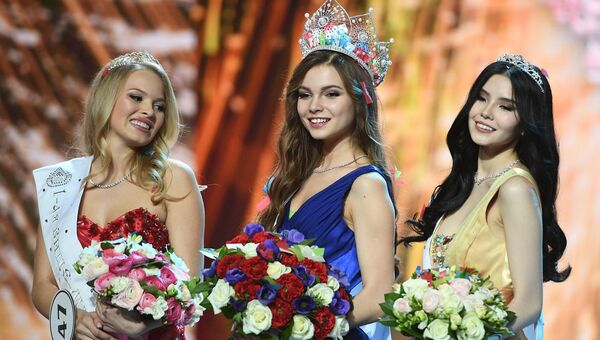 Первая Вице-мисс Россия 2018 Виолетта Тюркина, Мисс Россия 2018 Юлия Полячихина и вторая Вице-мисс Россия 2018 Наталья Строева на церемонии награждения финалисток конкурса Мисс Россия-2018 в концертном зале Барвиха Первая Вице-мисс Россия 2018 Виолетта Тюркина, Мисс Россия 2018 Юлия Полячихина и вторая Вице-мисс Россия 2018 Наталья Строева на церемонии награждения финалисток конкурса Мисс Россия-2018 в концертном зале Барвиха