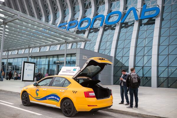 Такси у входа в здание нового терминала Крымская волна международного аэропорта Симферополь Такси у входа в здание нового терминала Крымская волна международного аэропорта Симферополь