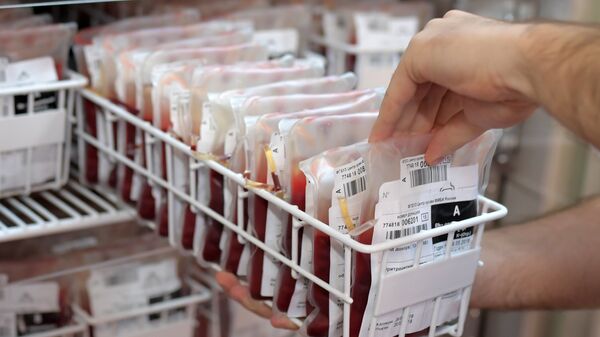 Пакеты с кровью в центре переливания крови