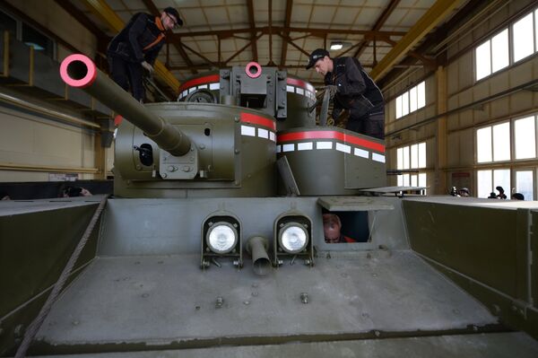 Копия советского многобашенного тяжёлого танка Т-35, воссозданного специалистами участка ремонта и реставрации военной техники АО Уралэлектромедь в Екатеринбурге Копия советского многобашенного тяжёлого танка Т-35, воссозданного специалистами участка ремонта и реставрации военной техники АО Уралэлектромедь в Екатеринбурге