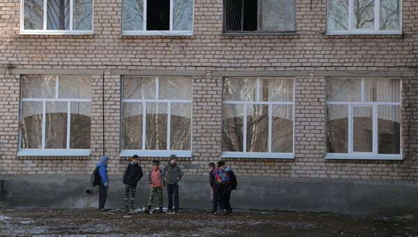 Подростки у здания общеобразовательной школы №1 в Стерлитамаке, где ученик коррекционного класса напал с ножом на учительницу и поджег класс информатики. Архивное фото Подростки у здания общеобразовательной школы №1 в Стерлитамаке, где ученик коррекционного класса напал с ножом на учительницу и поджег класс информатики. Архивное фото