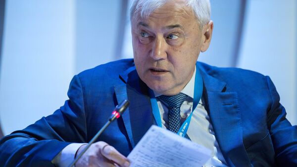 Председатель комитета Государственной Думы РФ по финансовому рынку Анатолий Аксаков на Ялтинском международном экономическом форуме в Крыму. 19 апреля 2018 Председатель комитета Государственной Думы РФ по финансовому рынку Анатолий Аксаков на Ялтинском международном экономическом форуме в Крыму. 19 апреля 2018