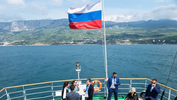 Участники Ялтинского международного экономического форума на паруснике Херсонес в Крыму Участники Ялтинского международного экономического форума на паруснике Херсонес в Крыму