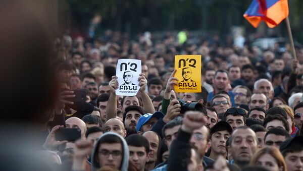 Участники акции протеста сторонников оппозиции на площади Республики в Ереване Участники акции протеста сторонников оппозиции на площади Республики в Ереване