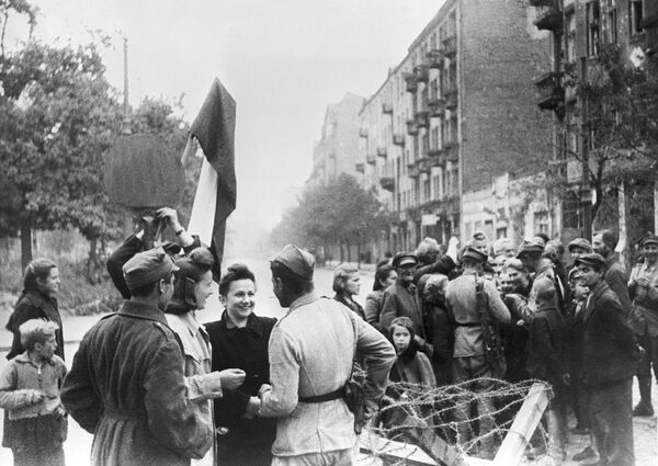 Мирные жители Варшавы и бойцы Красной Армии. Освобождение Польши. Великая Отечественная война 1941-1945 Мирные жители Варшавы и бойцы Красной Армии. Освобождение Польши. Великая Отечественная война 1941-1945
