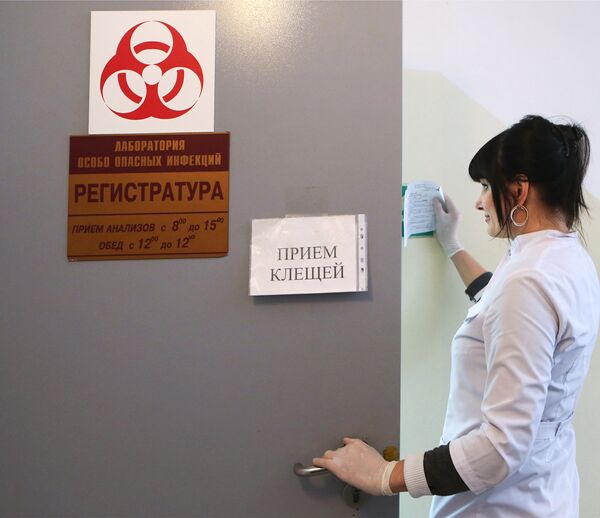 Сотрудница вирусологической лаборатории Сотрудница вирусологической лаборатории