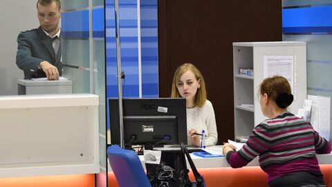 Сотрудники помогают посетительнице со сдачей налоговой отчетности в день открытых дверей в операционном зале инспекции Федеральной налоговой службы РФ в Москве Сотрудники помогают посетительнице со сдачей налоговой отчетности в день открытых дверей в операционном зале инспекции Федеральной налоговой службы РФ в Москве