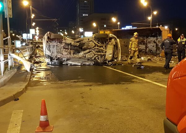 Грузовик с щебнем перевернулся на Рязанском проспекте в Москве. 24 апреля 2018 Грузовик с щебнем перевернулся на Рязанском проспекте в Москве. 24 апреля 2018