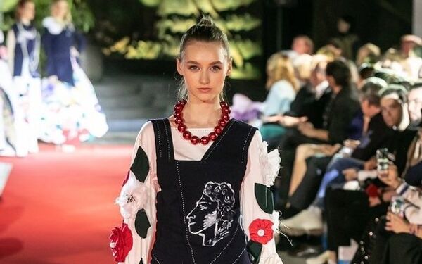 Fashion-шоу фонда Русский Силуэт в галерее искусств Зураба Церетели в рамках 40-го ММКФ Fashion-шоу фонда Русский Силуэт в галерее искусств Зураба Церетели в рамках 40-го ММКФ