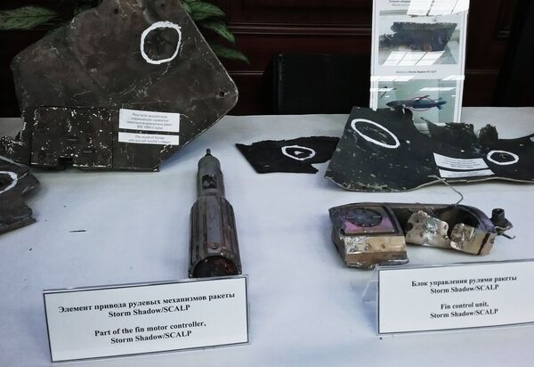 Фрагменты крылатых ракет коалиции, сбитых ПВО Сирии, представленные на брифинге начальника Главного оперативного управления Генштаба ВС генерал-полковника Сергея Рудского. 25 апреля 2018 Фрагменты крылатых ракет коалиции, сбитых ПВО Сирии, представленные на брифинге начальника Главного оперативного управления Генштаба ВС генерал-полковника Сергея Рудского. 25 апреля 2018