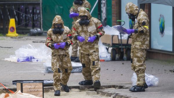 Очистка связанных с отравлением Сергея Скрипаля и его дочери мест в Солсбери. Архивное фото Очистка связанных с отравлением Сергея Скрипаля и его дочери мест в Солсбери. Архивное фото