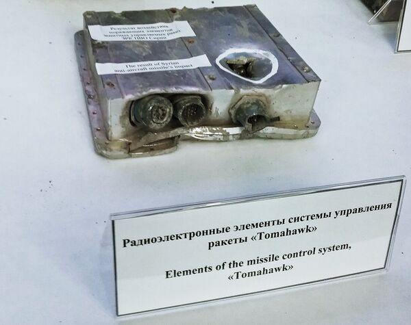 Фрагмент крылатой ракеты коалиции, сбитой ПВО Сирии, представленный на брифинге начальника Главного оперативного управления Генштаба ВС генерал-полковника Сергея Рудского в Москве Фрагмент крылатой ракеты коалиции, сбитой ПВО Сирии, представленный на брифинге начальника Главного оперативного управления Генштаба ВС генерал-полковника Сергея Рудского в Москве