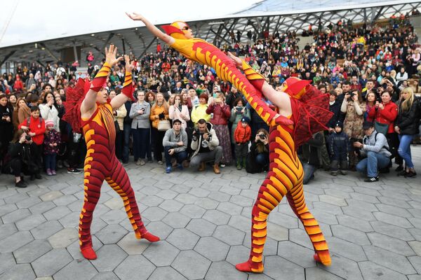 Артисты Cirque du Soleil на открытии летнего сезона в парке Зарядье в Москве Артисты Cirque du Soleil на открытии летнего сезона в парке Зарядье в Москве