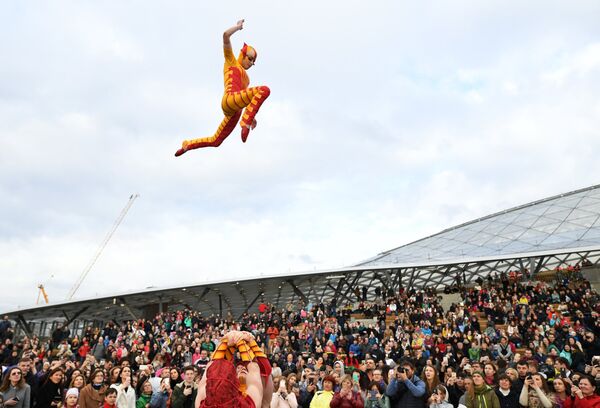 Артисты Cirque du Soleil выступают на открытии летнего сезона в парке Зарядье в Москве Артисты Cirque du Soleil выступают на открытии летнего сезона в парке Зарядье в Москве