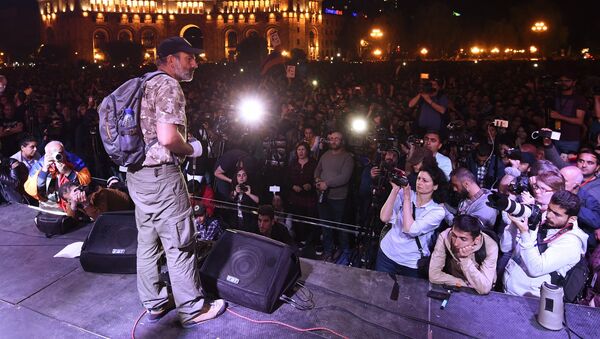 Никол Пашинян выступает во время митинга сторонников оппозиции на площади Республики в Ереване Никол Пашинян выступает во время митинга сторонников оппозиции на площади Республики в Ереване