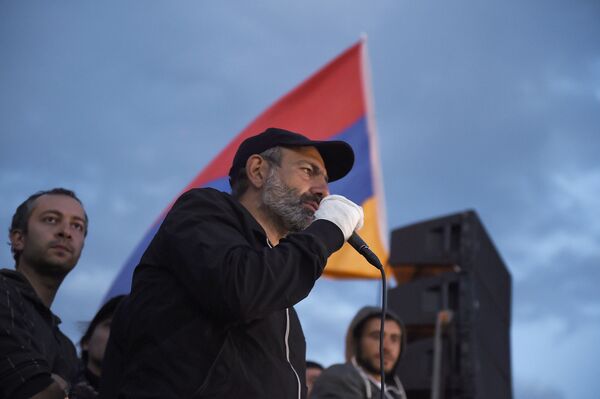 Никол Пашинян выступает во время митинга сторонников оппозиции в Ереване Никол Пашинян выступает во время митинга сторонников оппозиции в Ереване