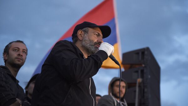 Никол Пашинян выступает во время митинга сторонников оппозиции в Ереване Никол Пашинян выступает во время митинга сторонников оппозиции в Ереване
