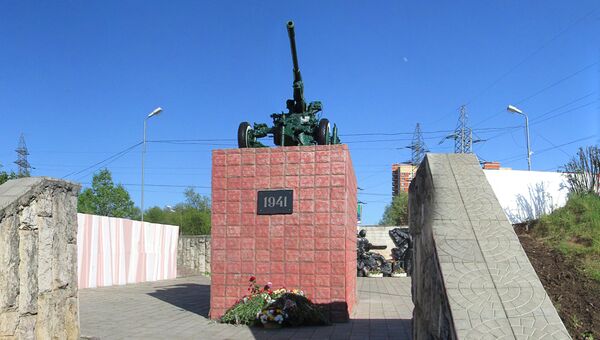 Памятник воинам-зенитчикам в городе Лобня. Архивное фото Памятник воинам-зенитчикам в городе Лобня. Архивное фото