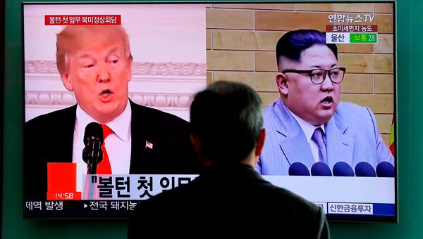 Портреты Дональда Трампа и Ким Чен Ына на экране телевизора в Сеуле, Южная Корея. Архивное фото Портреты Дональда Трампа и Ким Чен Ына на экране телевизора в Сеуле, Южная Корея. Архивное фото