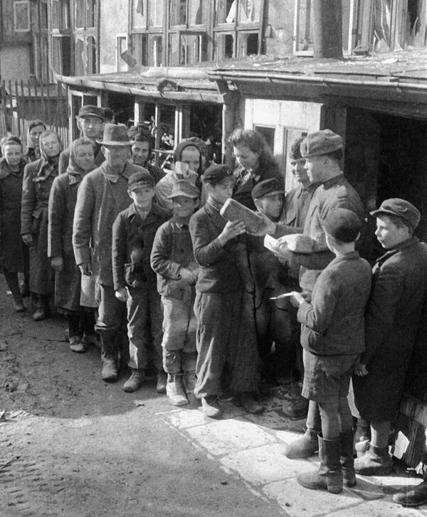 Советские воины раздают хлеб жителям в годы Великой Отечественной войны Советские воины раздают хлеб жителям в годы Великой Отечественной войны