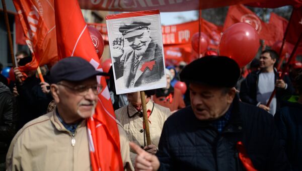 Участники первомайской демонстрации фракции КПРФ на Красном проспекте в Новосибирске. 1 мая 2018 Участники первомайской демонстрации фракции КПРФ на Красном проспекте в Новосибирске. 1 мая 2018