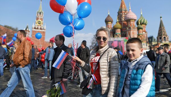 Участники первомайской демонстрации у Красной площади в Москве. 1 мая 2018 Участники первомайской демонстрации у Красной площади в Москве. 1 мая 2018