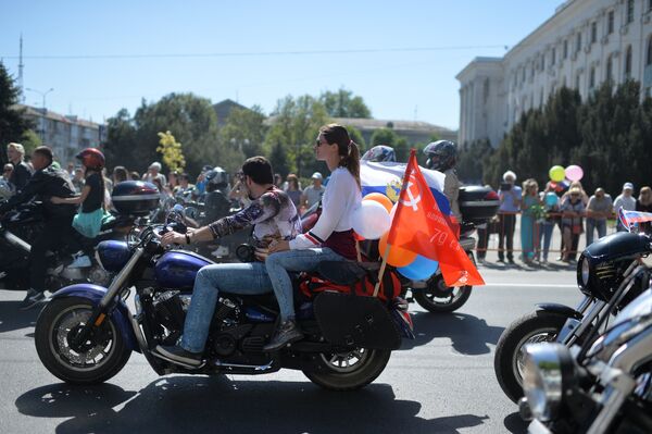 Участники первомайской демонстрации в Симферополе Участники первомайской демонстрации в Симферополе