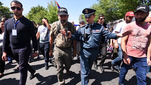 Заместитель начальника полиции Еревана Валерий Осипян разговаривает с лидером оппозиции в Армении Николом Пашиняном во время возобновившихся акций протеста в Ереване. 2 мая 2018 Заместитель начальника полиции Еревана Валерий Осипян разговаривает с лидером оппозиции в Армении Николом Пашиняном во время возобновившихся акций протеста в Ереване. 2 мая 2018
