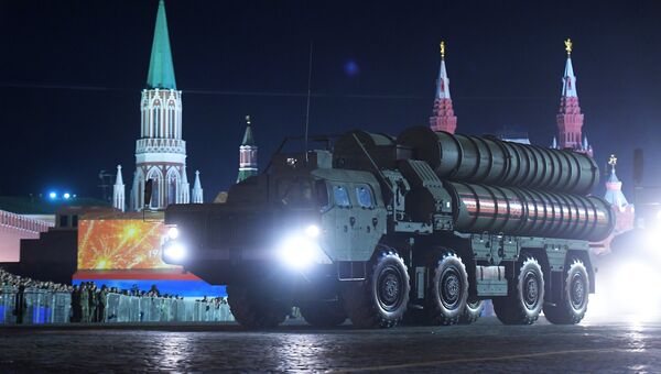 Транспортно-пусковая установка зенитного ракетного комплекса С-400 Триумф на репетиции военного парада на Красной площади, посвященного 73-й годовщине Победы в Великой Отечественной войне Транспортно-пусковая установка зенитного ракетного комплекса С-400 Триумф на репетиции военного парада на Красной площади, посвященного 73-й годовщине Победы в Великой Отечественной войне