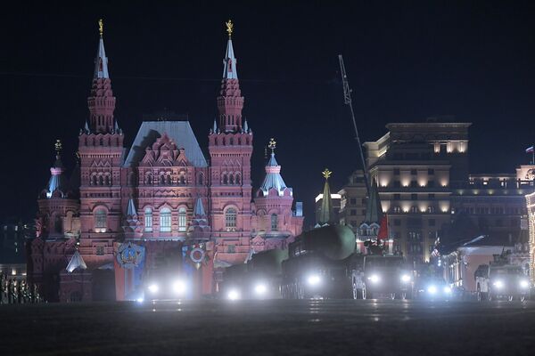 Транспортно-пусковой контейнер комплекса РС-24 Ярс на репетиции военного парада на Красной площади, посвященного 73-й годовщине Победы в Великой Отечественной войне Транспортно-пусковой контейнер комплекса РС-24 Ярс на репетиции военного парада на Красной площади, посвященного 73-й годовщине Победы в Великой Отечественной войне