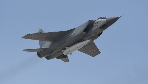 Многоцелевой истребитель МиГ-31 с гиперзвуковой ракетой Кинжал. Архивное фото Многоцелевой истребитель МиГ-31 с гиперзвуковой ракетой Кинжал. Архивное фото