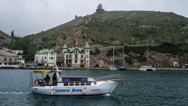 Вид на Генуэзскую крепость с моря в Судаке Вид на Генуэзскую крепость с моря в Судаке