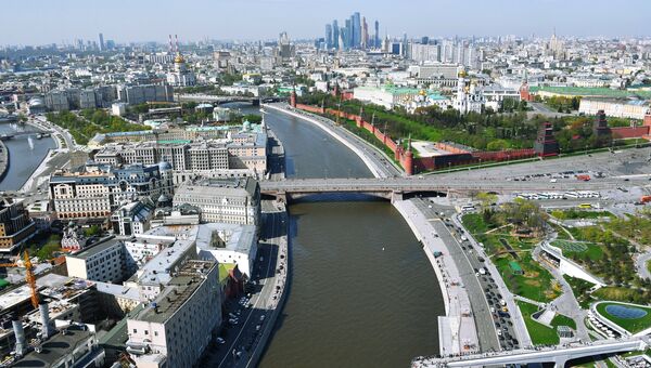 Вид на Москворецкую набережную в Москве Вид на Москворецкую набережную в Москве