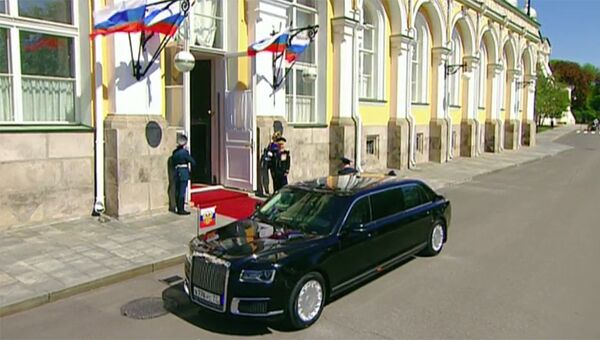 Автомобиль Кортеж во время церемонии инаугурации президента РФ Владимира Путина Автомобиль Кортеж во время церемонии инаугурации президента РФ Владимира Путина
