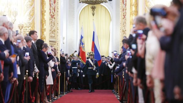 Солдаты Президентского полка вносят штандарт президента РФ и государственный флаг РФ на церемонии инаугурации президента РФ Владимира Путина. 7 мая 2018 Солдаты Президентского полка вносят штандарт президента РФ и государственный флаг РФ на церемонии инаугурации президента РФ Владимира Путина. 7 мая 2018
