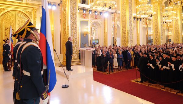 Избранный президент РФ Владимир Путин во время церемонии инаугурации в Кремле. 7 мая 2018 Избранный президент РФ Владимир Путин во время церемонии инаугурации в Кремле. 7 мая 2018