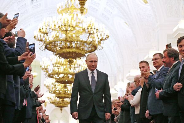 Избранный президент РФ Владимир Путин во время церемонии инаугурации в Кремле. 7 мая 2018 Избранный президент РФ Владимир Путин во время церемонии инаугурации в Кремле. 7 мая 2018