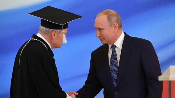 Избранный президент РФ Владимир Путин во время церемонии инаугурации в Кремле. Слева - председатель Конституционного суда РФ Валерий Зорькин. 7 мая 2018 года Избранный президент РФ Владимир Путин во время церемонии инаугурации в Кремле. Слева - председатель Конституционного суда РФ Валерий Зорькин. 7 мая 2018 года